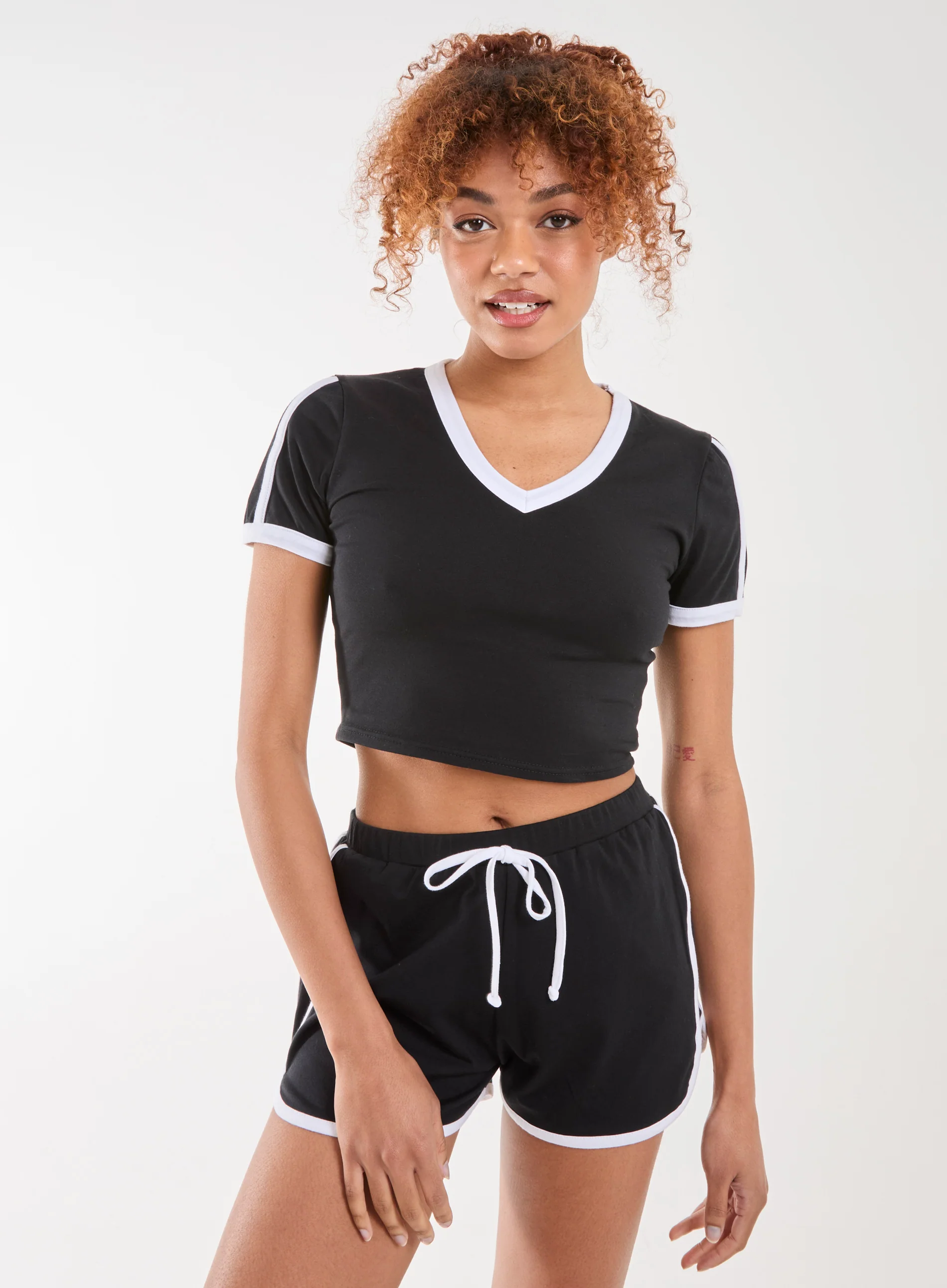 Contrast Piping Cropped T-Shirt - Image 2