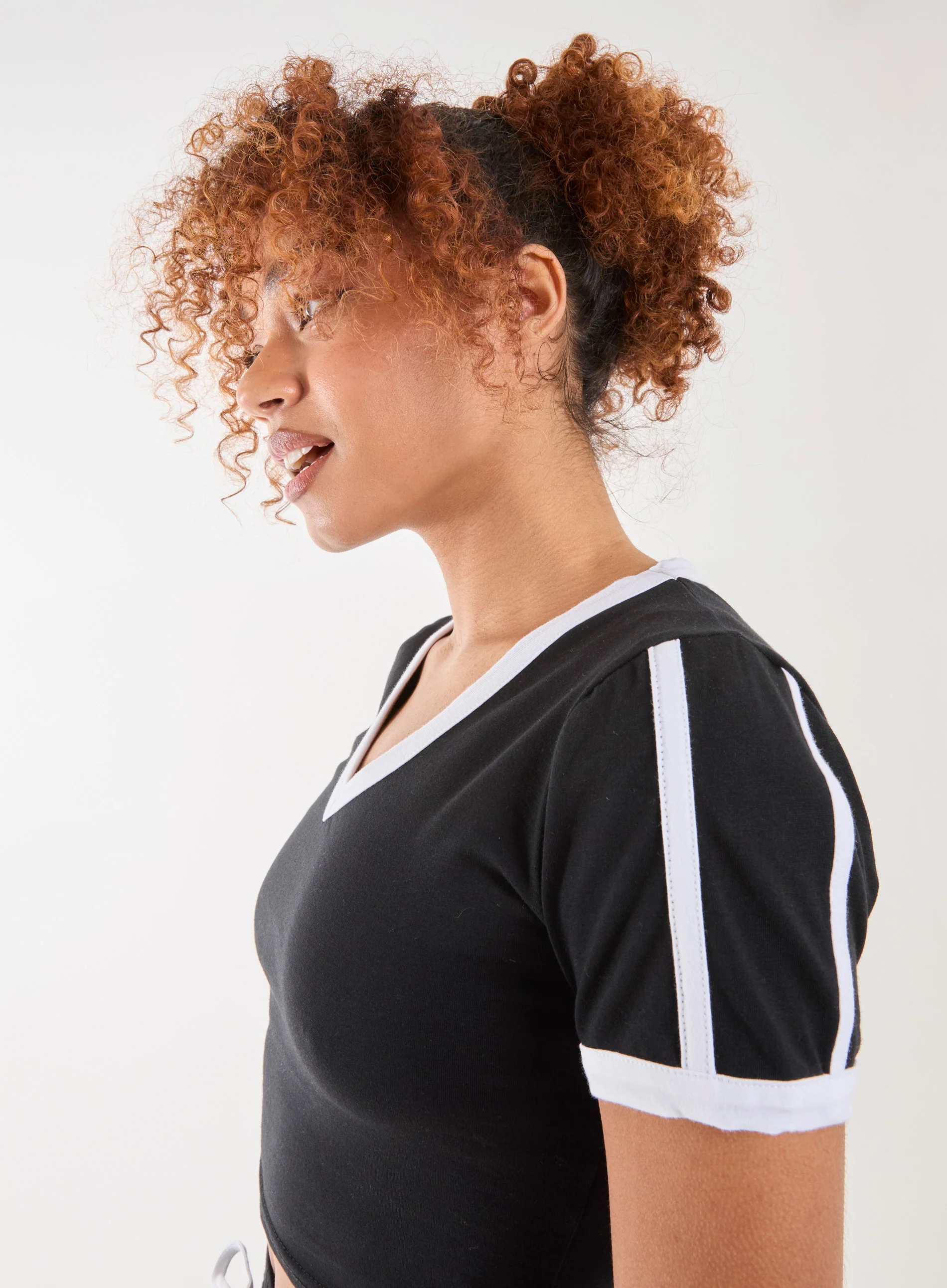 Contrast Piping Cropped T-Shirt - Image 3