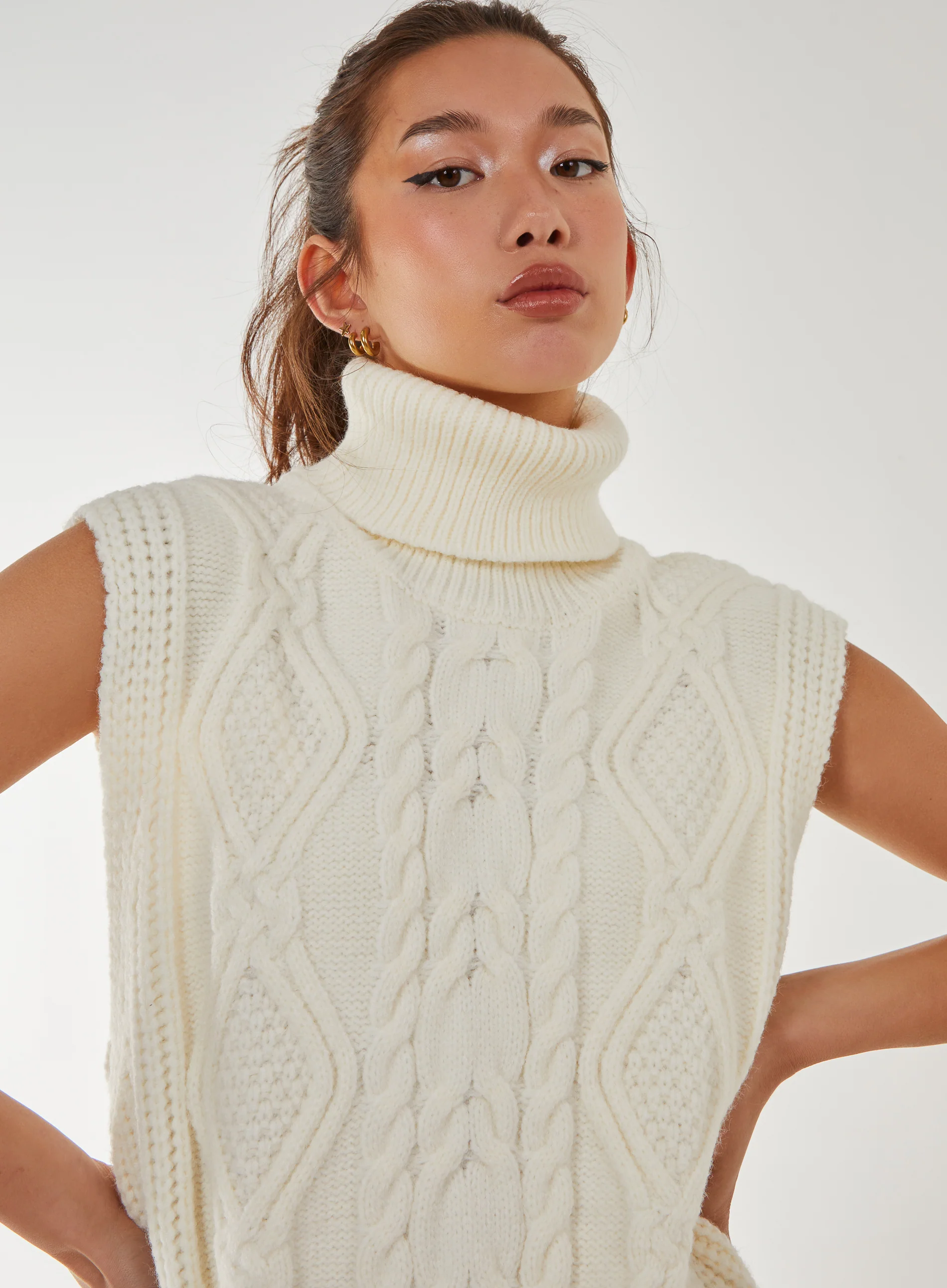 Sleeveless Knit Turtleneck - Image 3